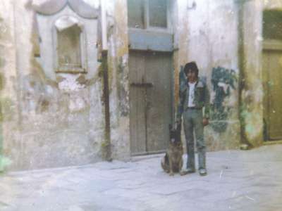 �Affittavamo gli spazi per ventimila lire come sale prove per poi trasformarli in piccole discoteche aperte il fine settimana - ricorda il 68enne Giovanni Taliento, mostrandoci una sua foto nel giardino negli anni 70 -. Il nostro locale lo chiamavamo �Hang Up�. Andammo via nel 1979, lasciando spazio ad altri ragazzi�